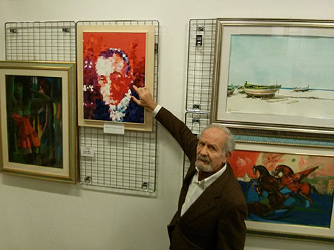 L'autore accanto al suo dipinto nella galleria Area Contesa di via Margutta